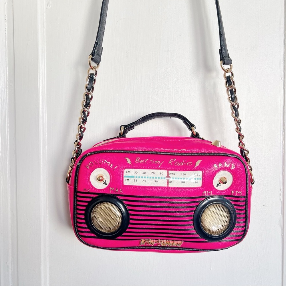 Betsey Johnson • Here Comes Treble pink radio purse boom box crossbody handbag